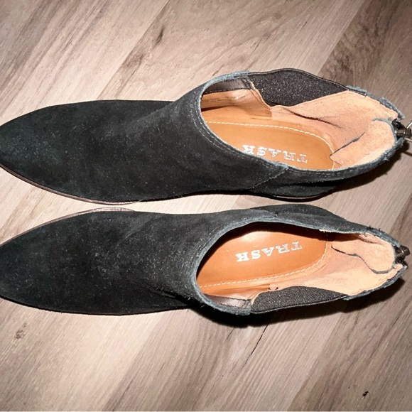 Trask Green Ankle Boots with Suede Finish and Rugged Sole - Picture 2 of 7